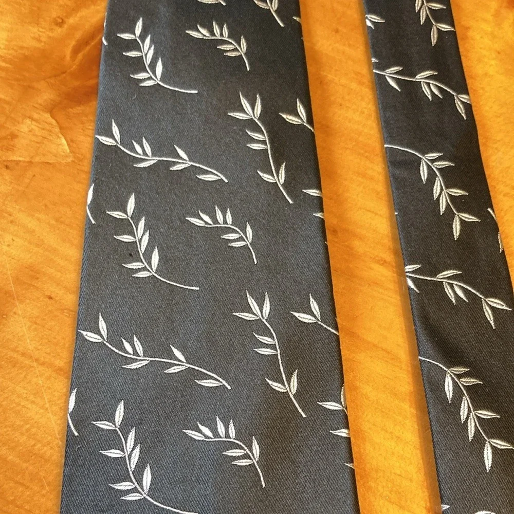 Geoffrey Beene Mens‎ Silk Tie Gray Silver Leaf Vine Pattern Formal Business Boho